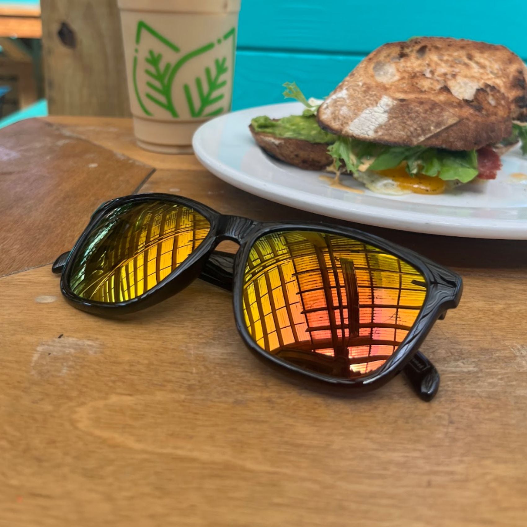 #color_black-frame-red-mirror-lens