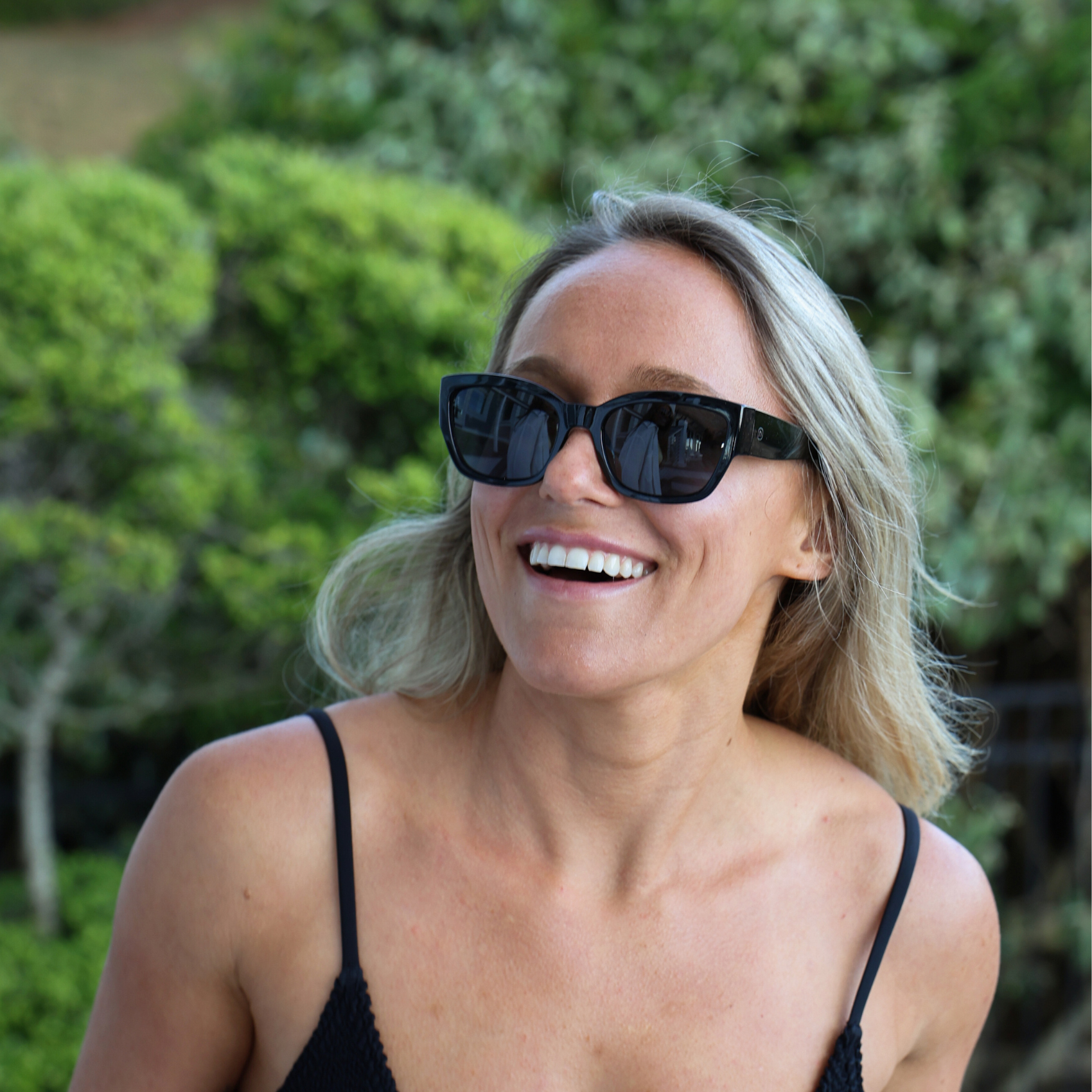 #color_shiny-black-frame-black-lens