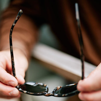 #color_dark-oyster-frame-smoke-lens