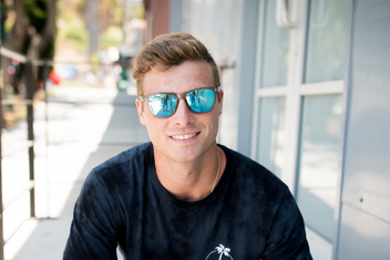 #color_transparent-grey-frame-blue-lens