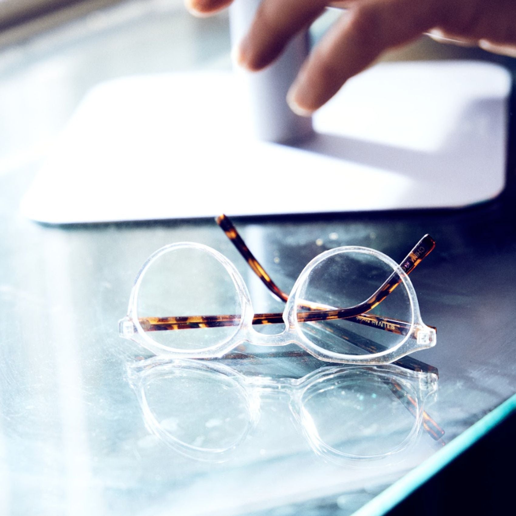 #color_glossy-brown-tortoise-frame-clear-lens